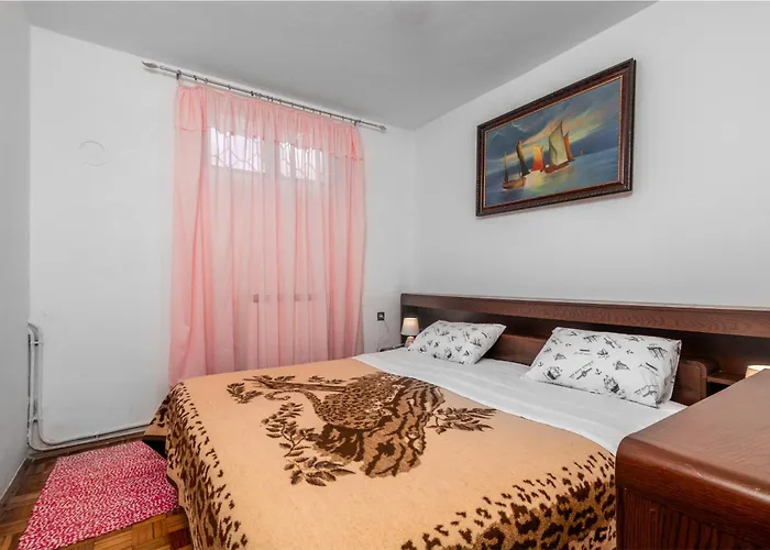 Apartments With Parking Space Pula - 2252 Pula